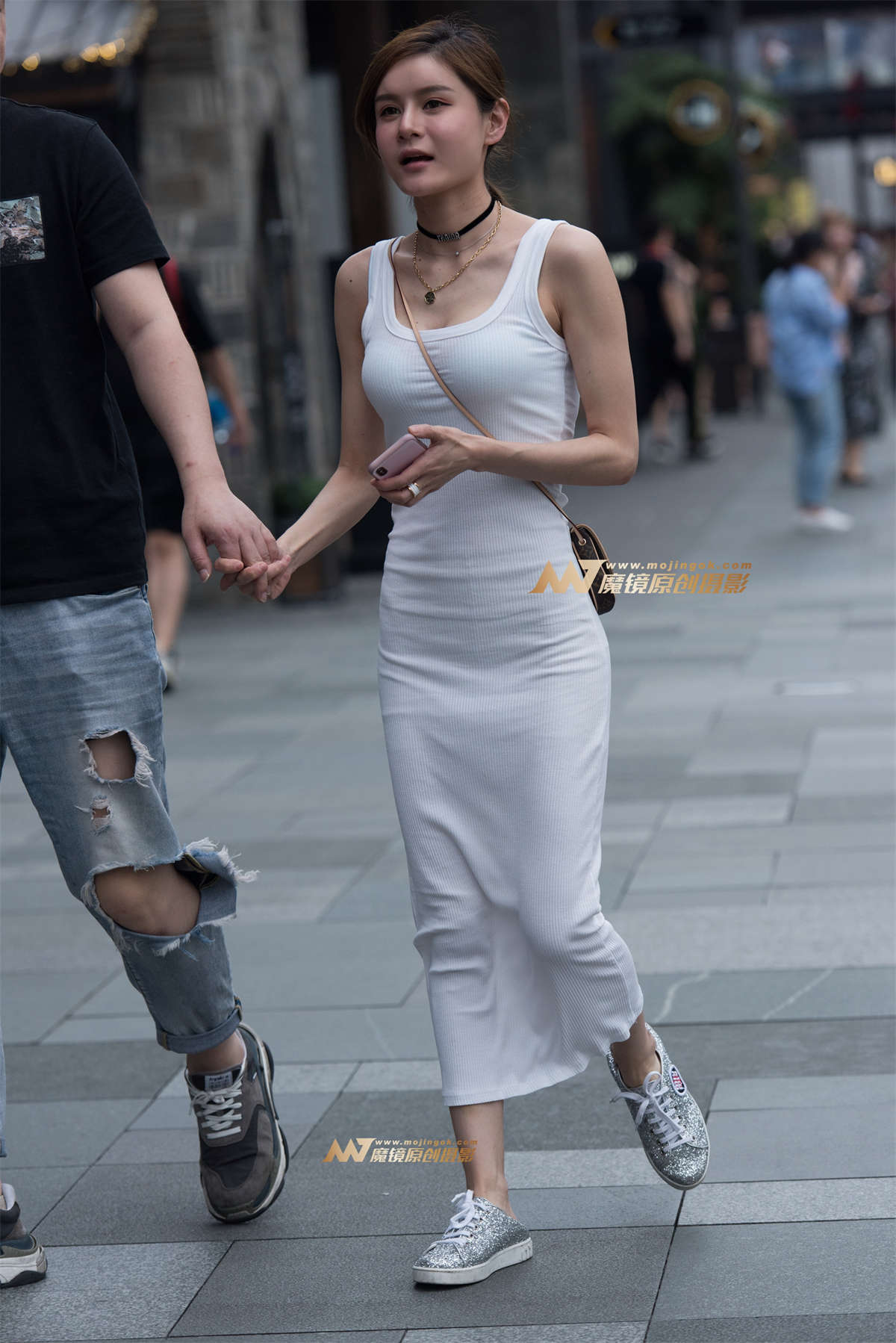 白色包臀裙美女-日更街拍