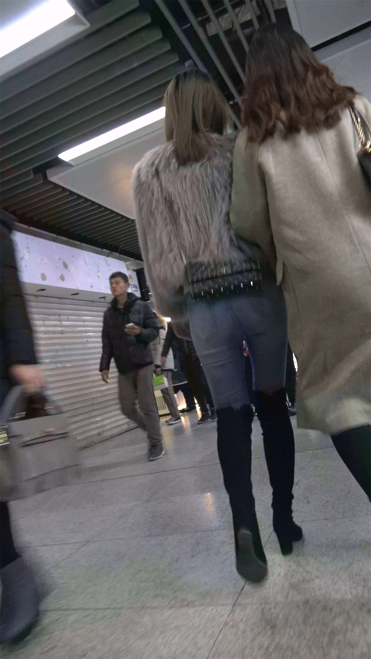 图片[2]-牛仔紧身美女-日更街拍