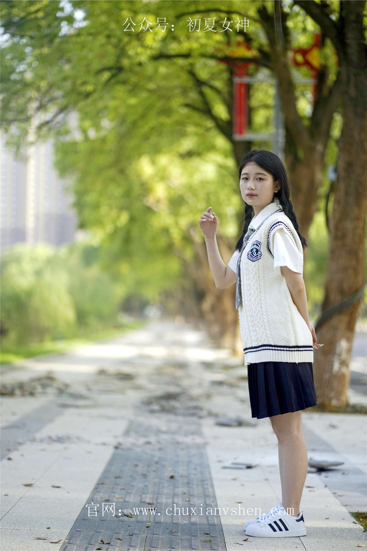 图片[2]-初夏女神 No.029 念念 春秋JK套搭配三叶草贝壳头鞋-日更街拍