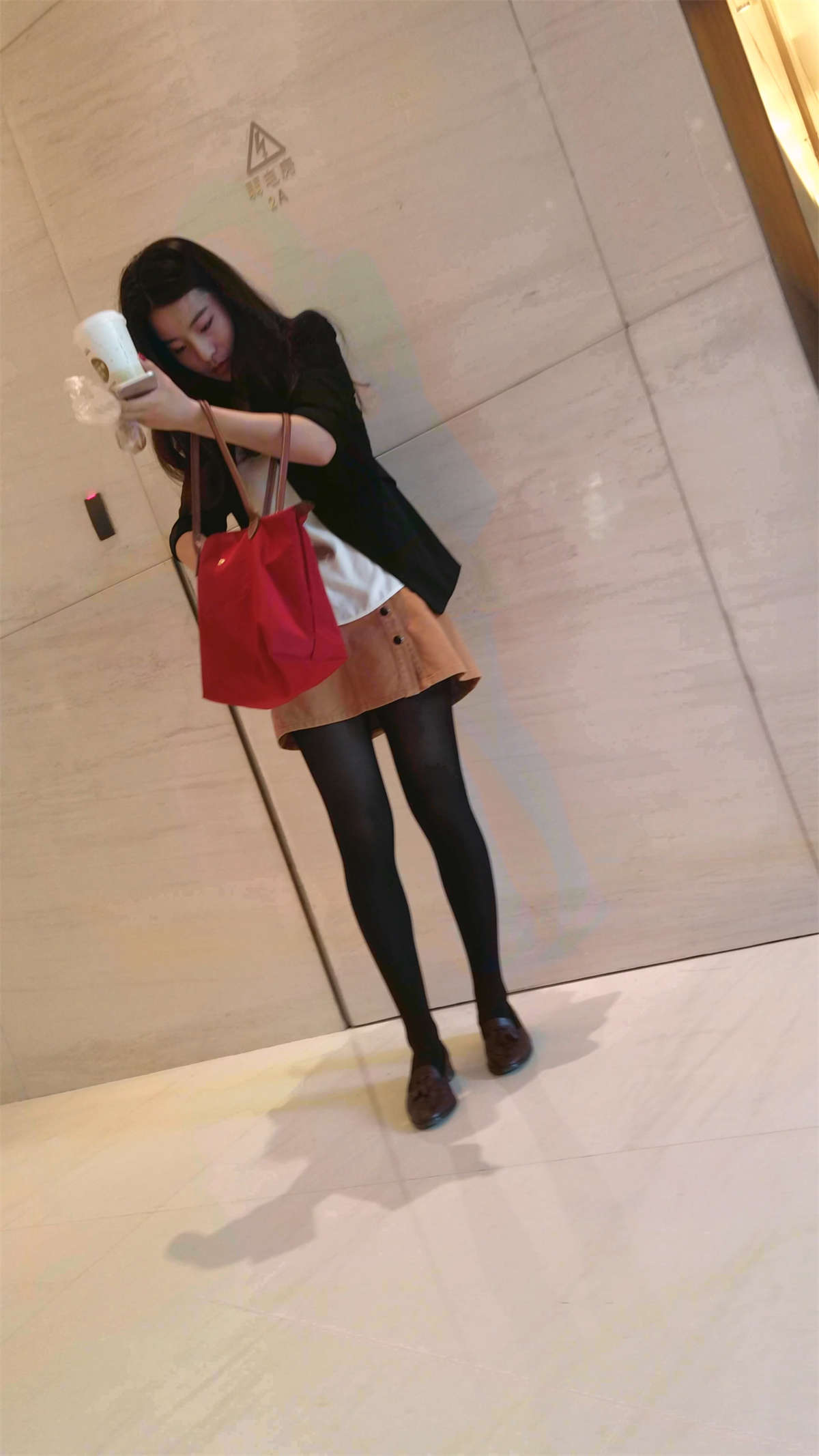 图片[2]-公司前台的黑丝美女-日更街拍