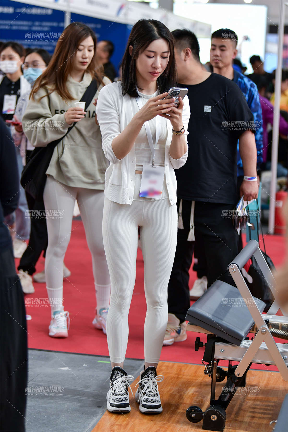 ★白色瑜伽紧身裤美女-日更街拍