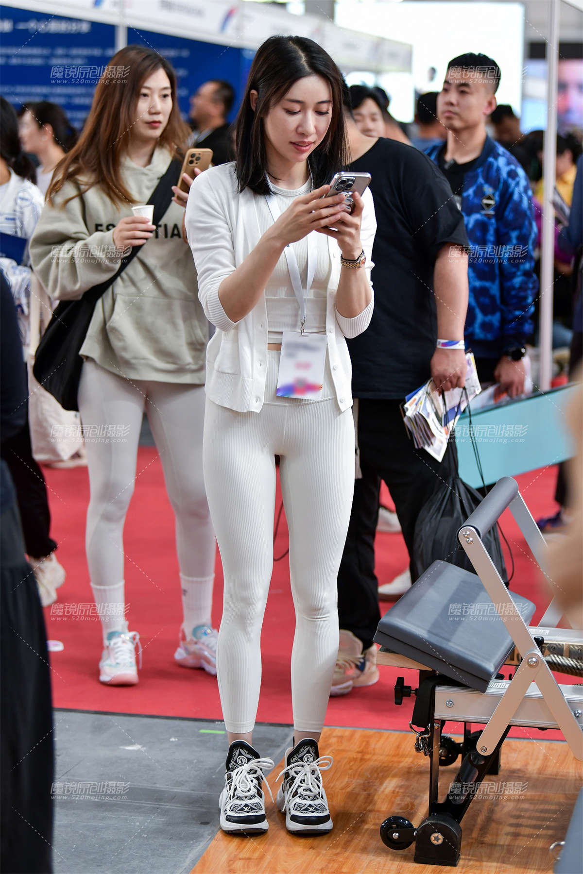 图片[2]-★白色瑜伽紧身裤美女-日更街拍