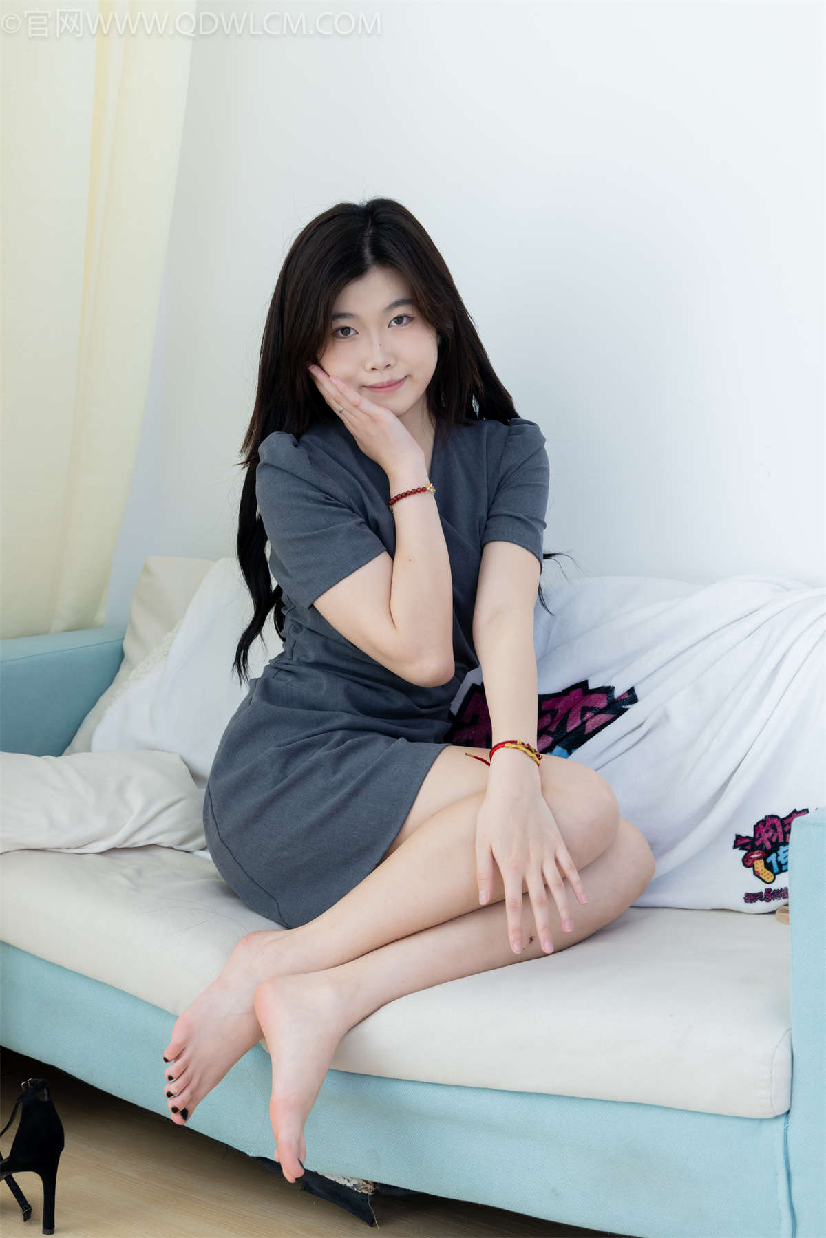 图片[2]-物恋传媒 NO.2336 樱桃-三双高跟鞋、薄肉丝（脚尖透明款）、裸足、视频以超近景特写为主-日更街拍