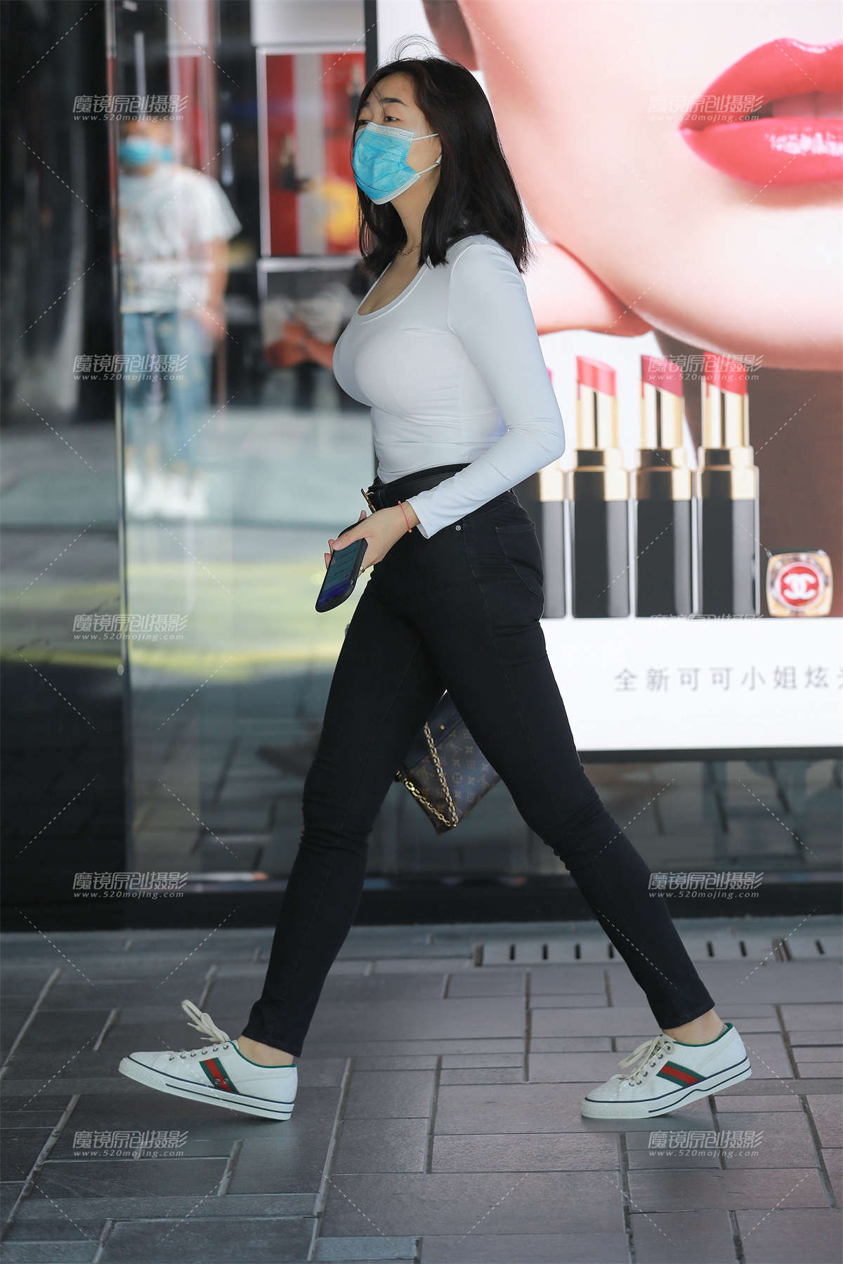 阳光下的丰韵小姐姐-日更街拍