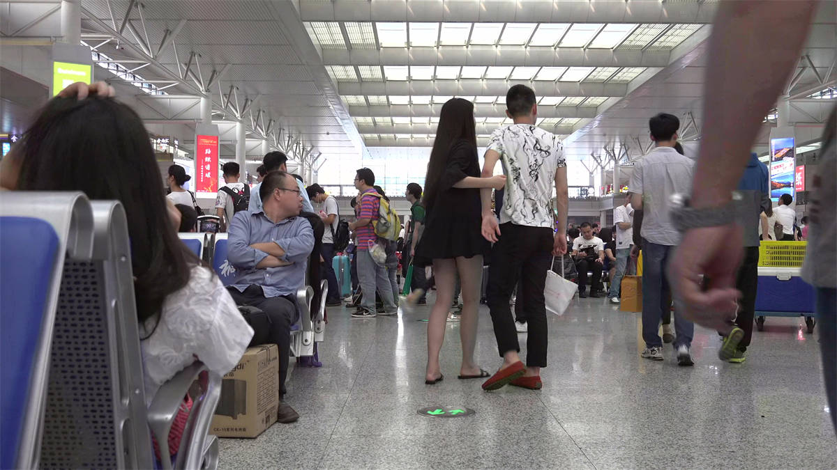 图片[2]-长发靓妹，笔直长腿，一身打扮像是赶去泡夜店-日更街拍