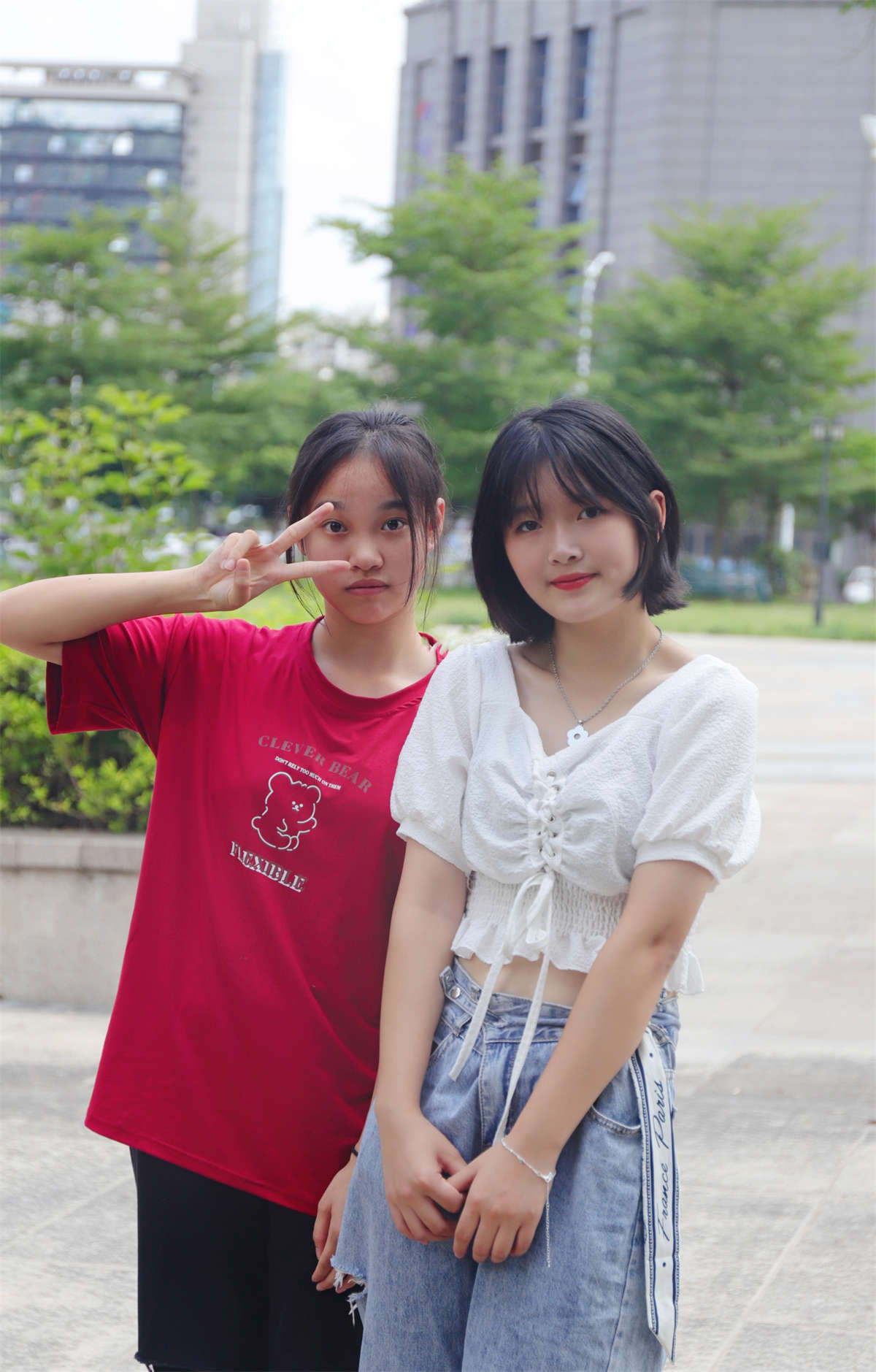 aapary摄影 No.064 三朵小花展示美脚-日更街拍