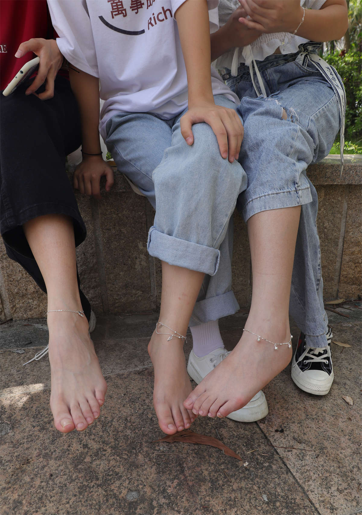 图片[2]-aapary摄影 No.064 三朵小花展示美脚-日更街拍