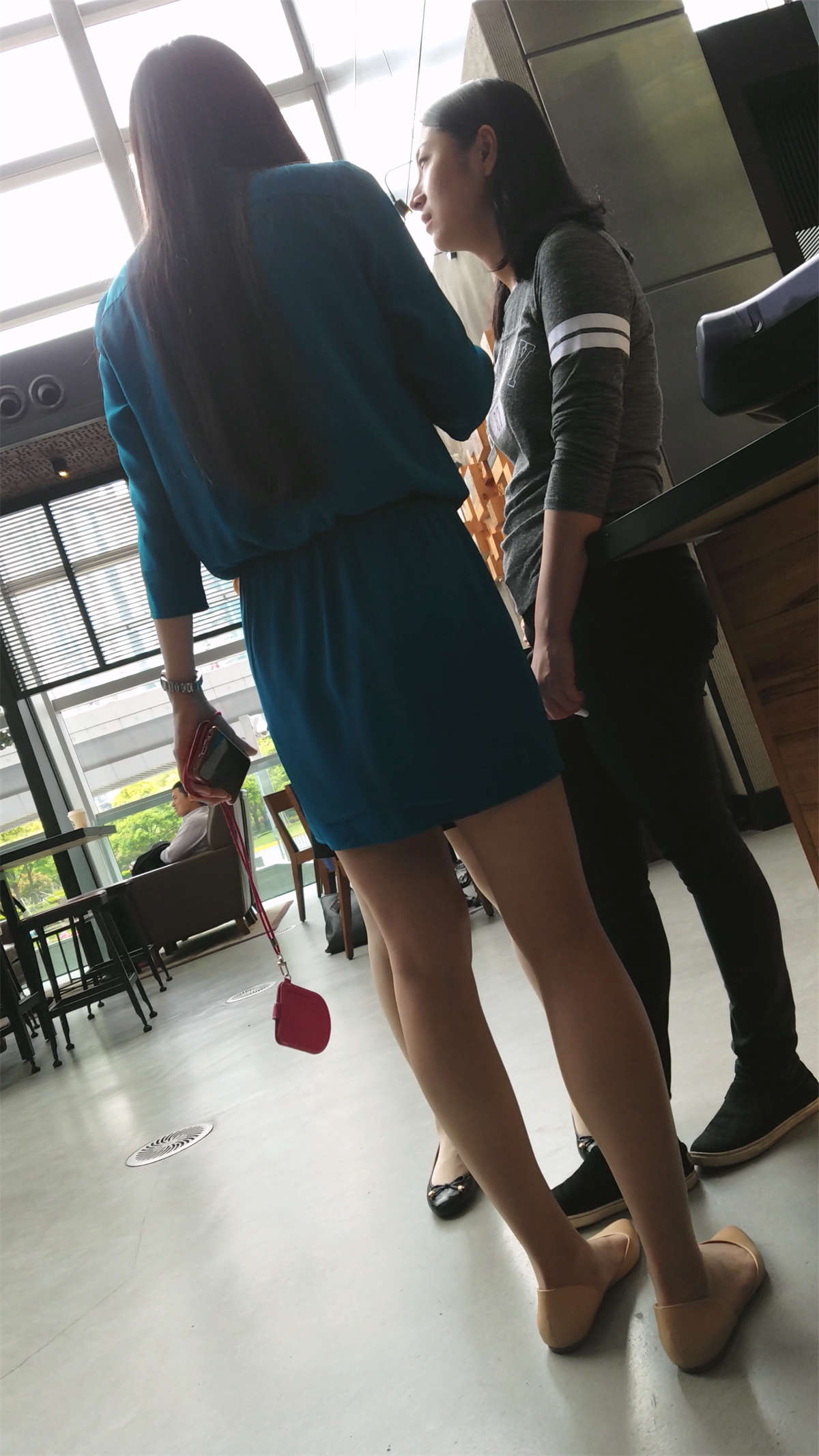 图片[2]-黄色肉丝袜两位大美女-日更街拍