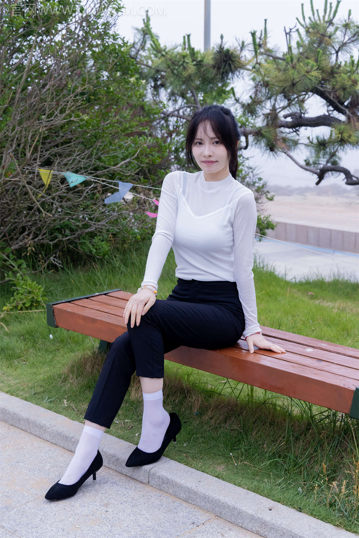 物恋传媒 NO.2337 小酒-高跟鞋、短黑丝（脚尖加固款）、短白丝（脚尖加固款）-日更街拍