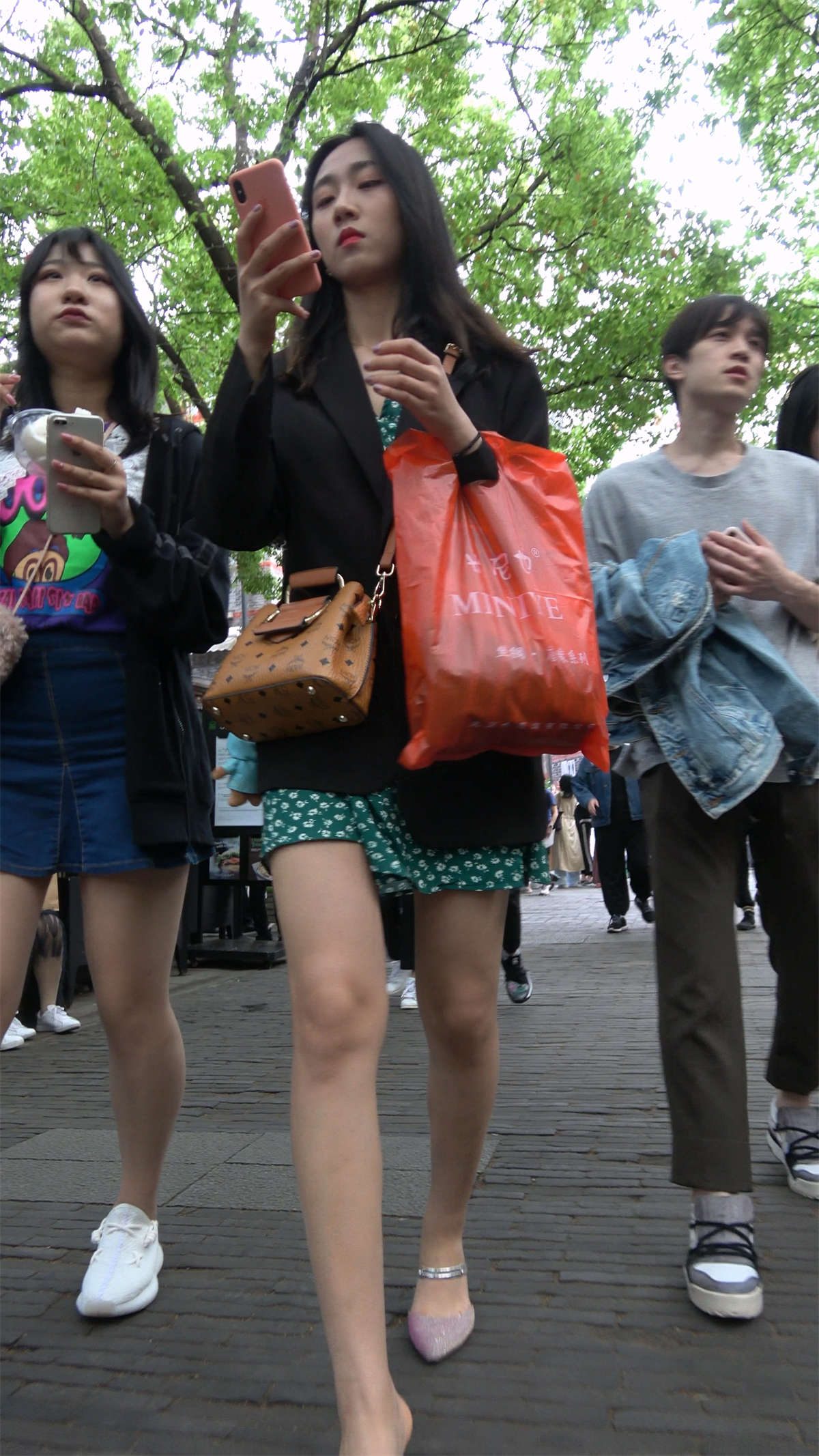 图片[2]-斑点短裙美眉-日更街拍