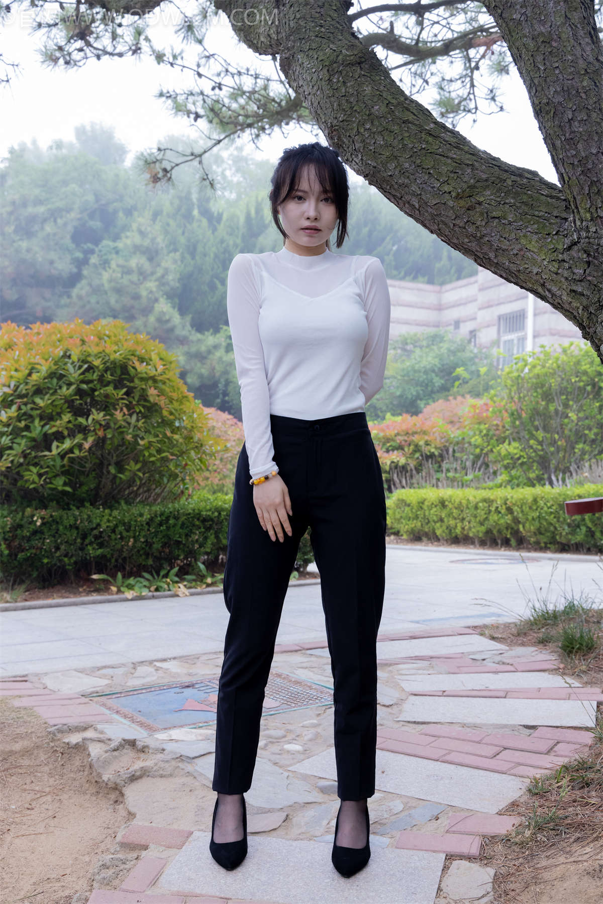 图片[2]-物恋传媒 NO.2337 小酒-高跟鞋、短黑丝（脚尖加固款）、短白丝（脚尖加固款）-日更街拍