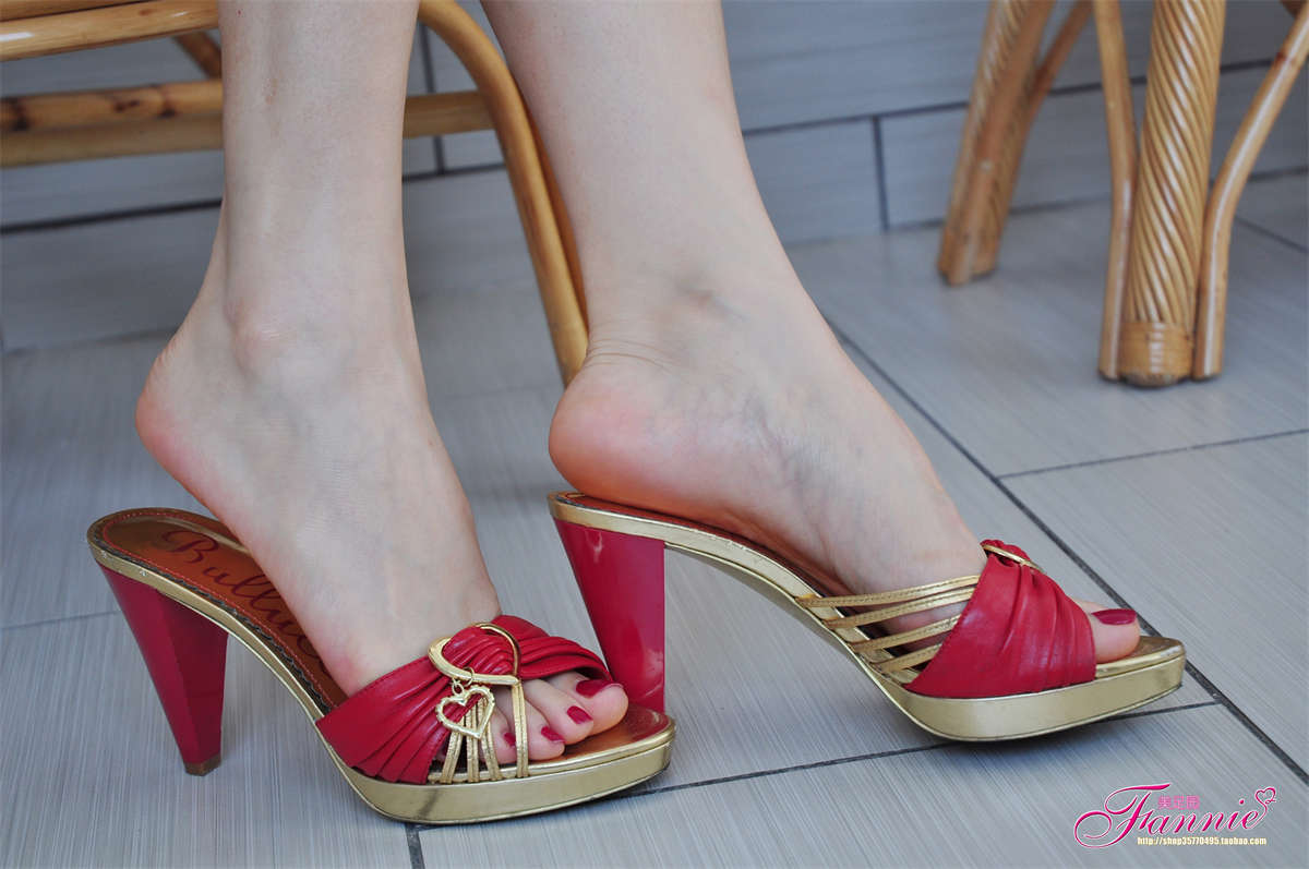 Fannie芬妮美足园NO.804 那抹醉人的红-日更街拍