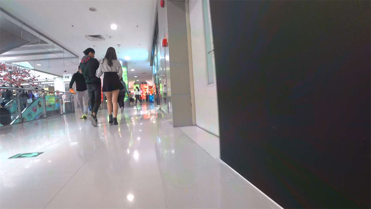 图片[2]-短裙小清纯美眉逛商场-日更街拍