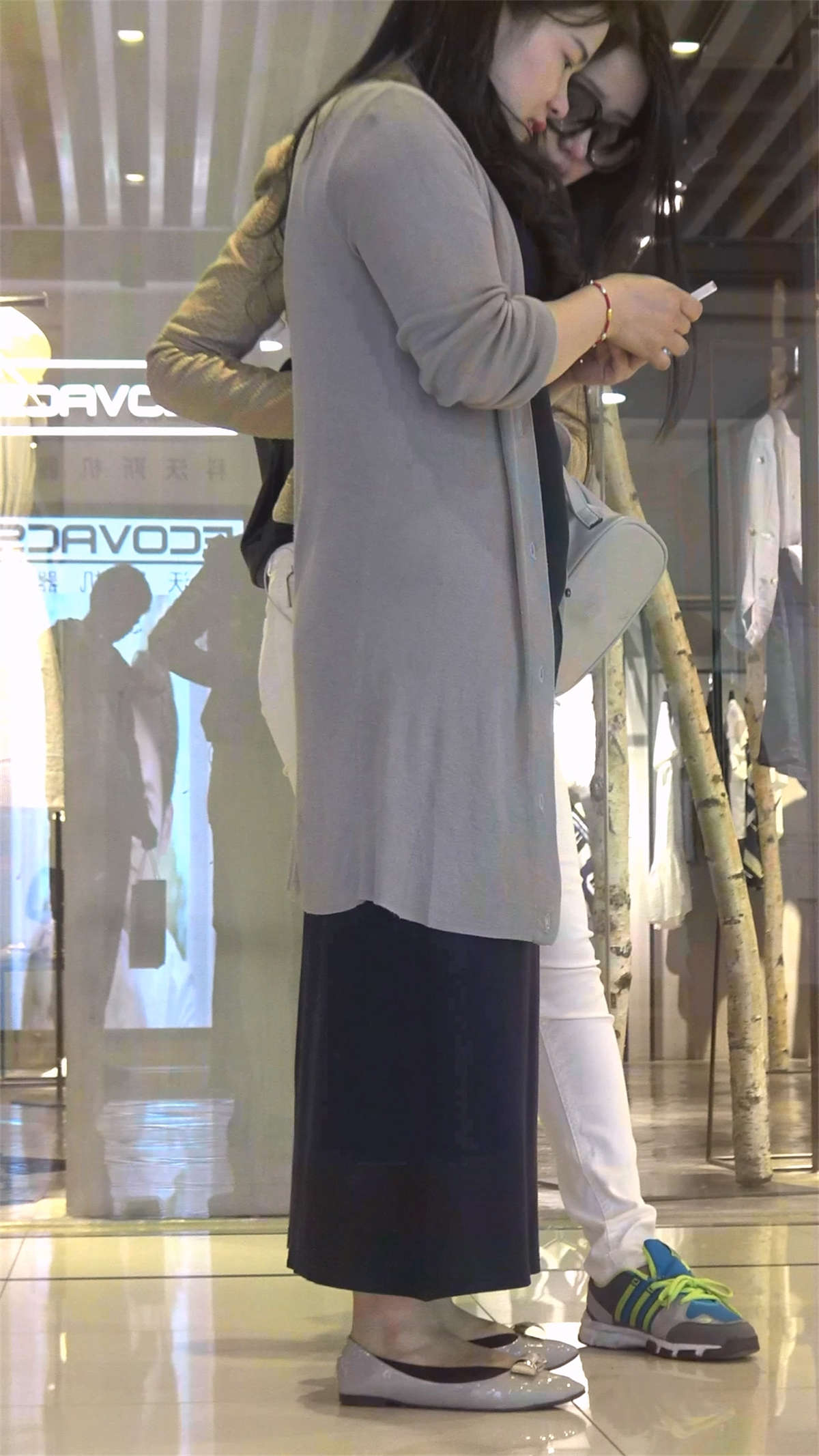 图片[2]-白色紧身裤美女-日更街拍