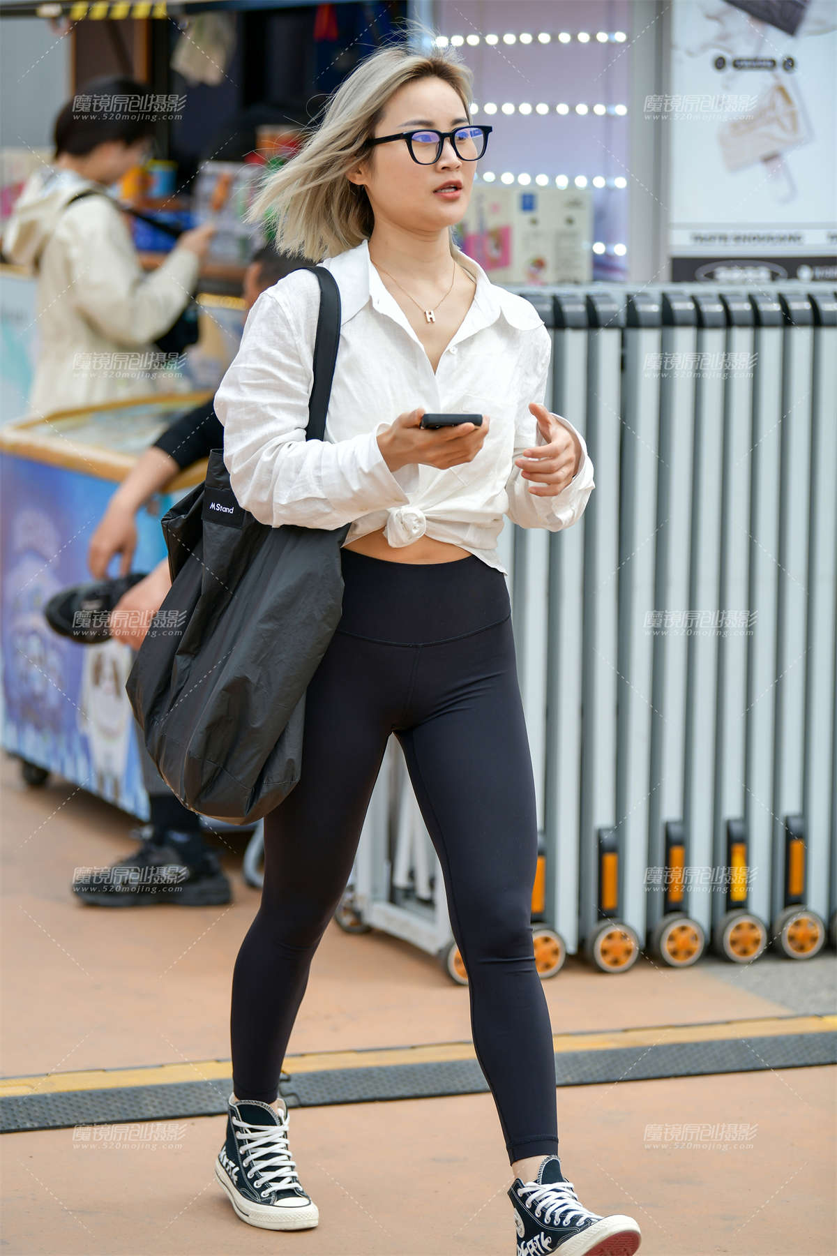 图片[2]-★参观黑色紧身裤美女-日更街拍