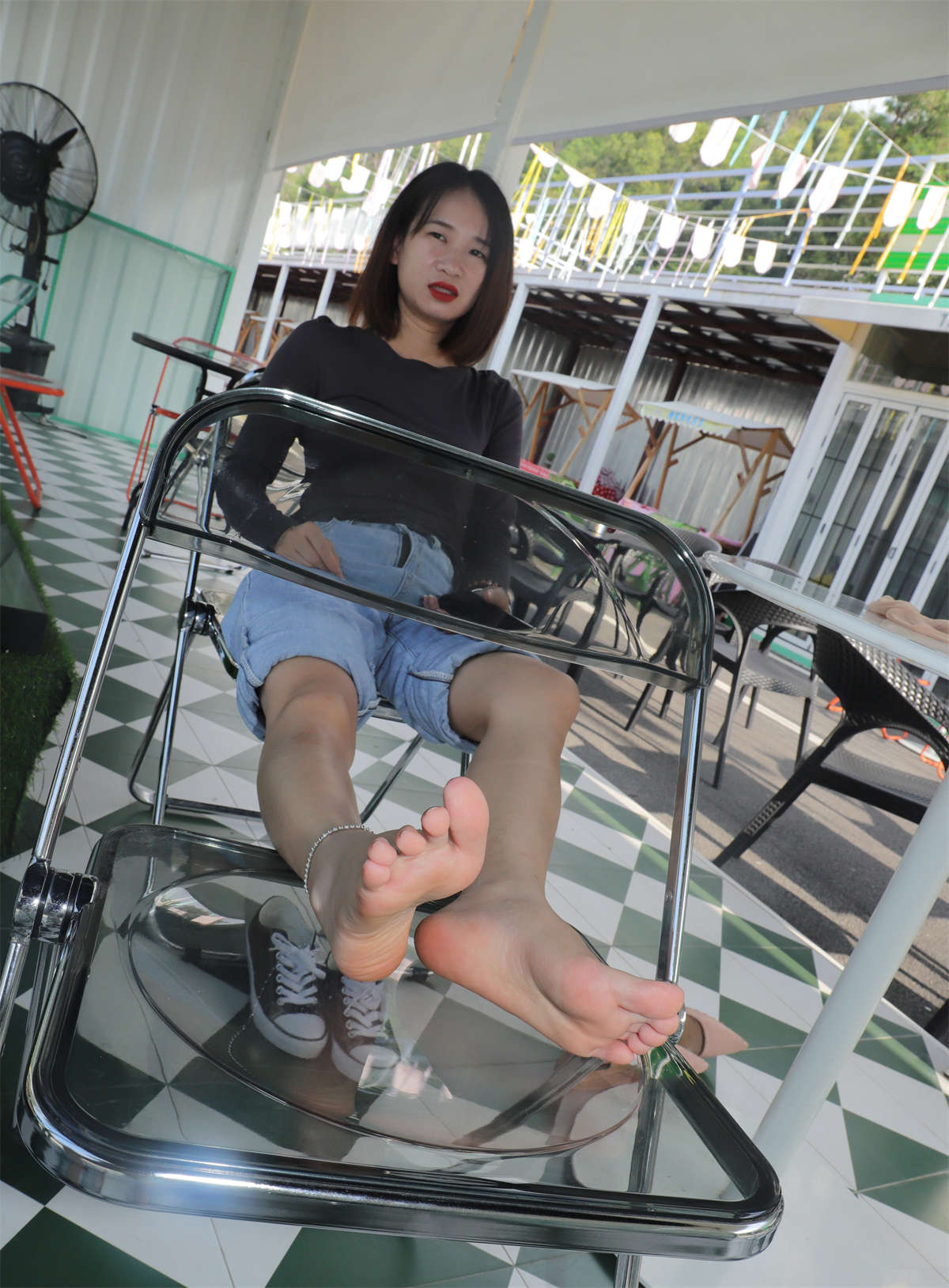 aapary摄影 No.065 小燕展示35码超小白嫩美脚-日更街拍