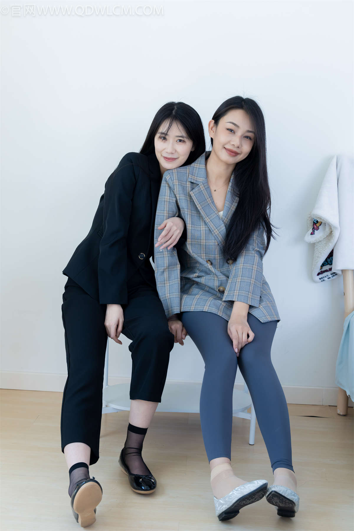 图片[2]-物恋传媒 NO.2338 菜菜&岚岚-两双平底鞋、短黑丝（脚尖加固款）、短肉丝（脚尖加固款）、互相用脚给对方的脚涂婴儿油剧情-日更街拍