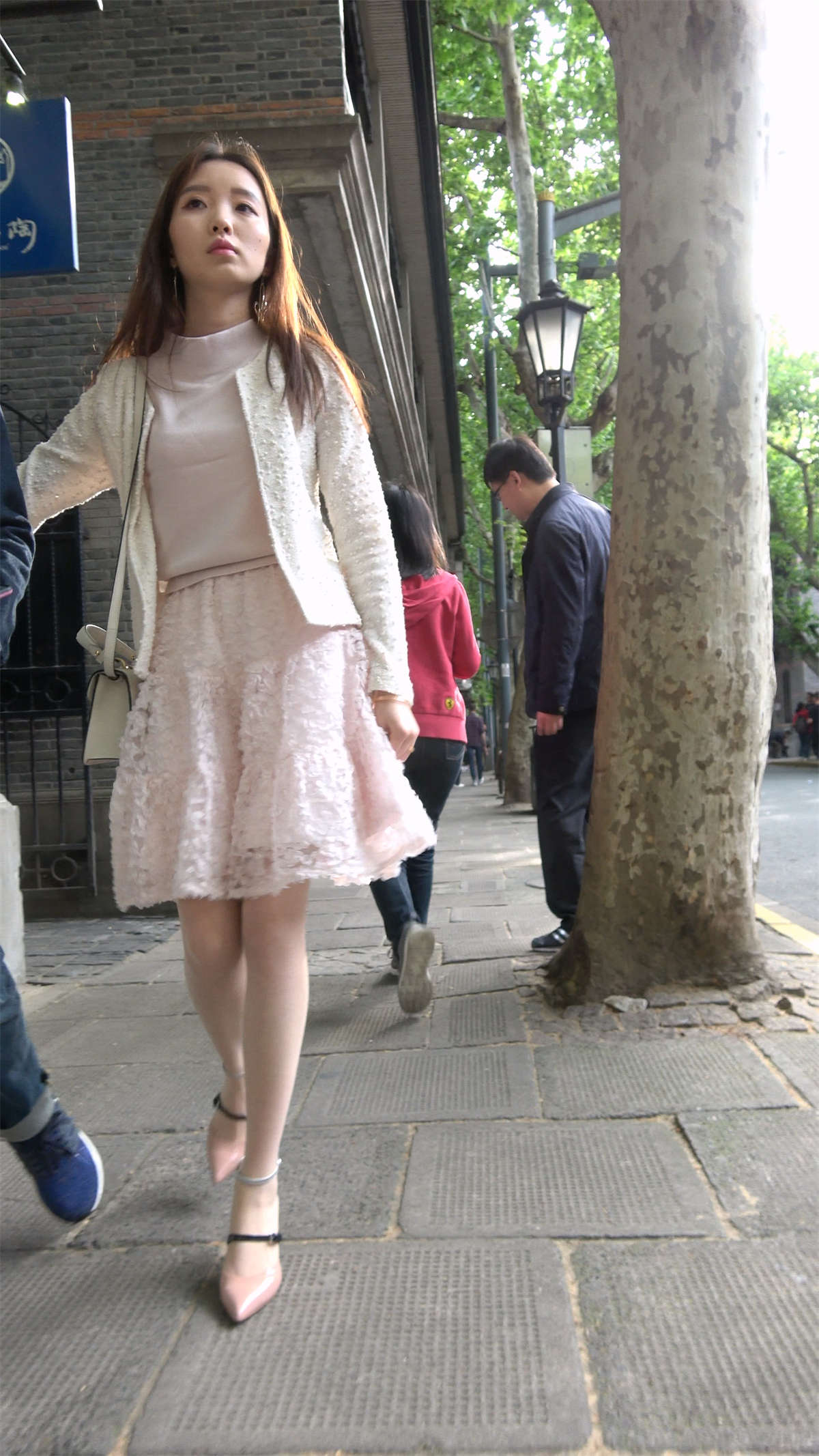 图片[2]-粉色裙丝袜甜美靓妹-日更街拍