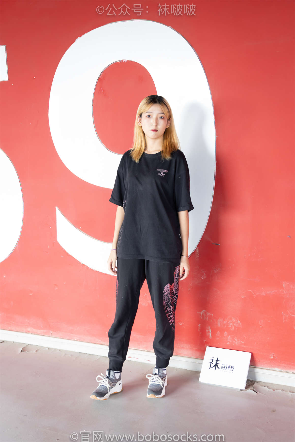 图片[2]-袜啵啵 No.018 木木-运动鞋、白棉袜、裸足常规版-日更街拍