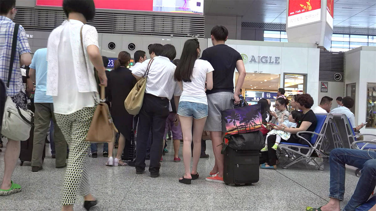 图片[2]-长腿妹子娇坐男友腿上，艳趾玉足挡不住的风情-日更街拍