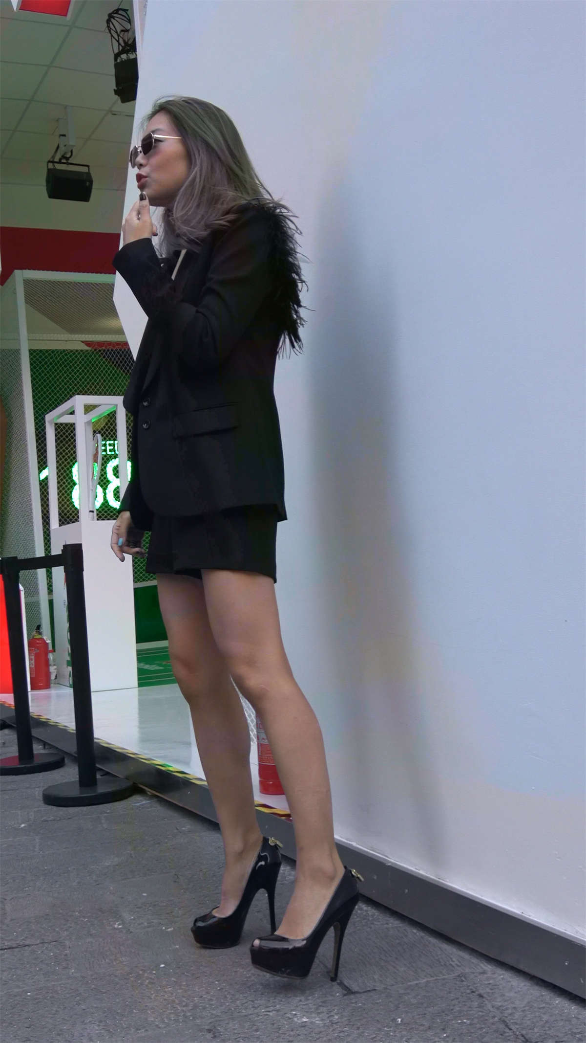 图片[2]-高跟短裙西服美女-日更街拍