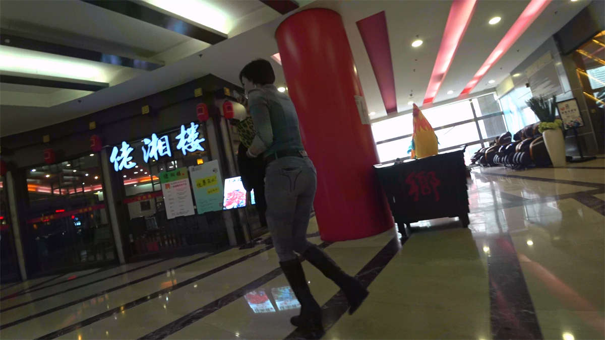 图片[2]-紧身牛仔裤肥臀少妇逛商场-日更街拍