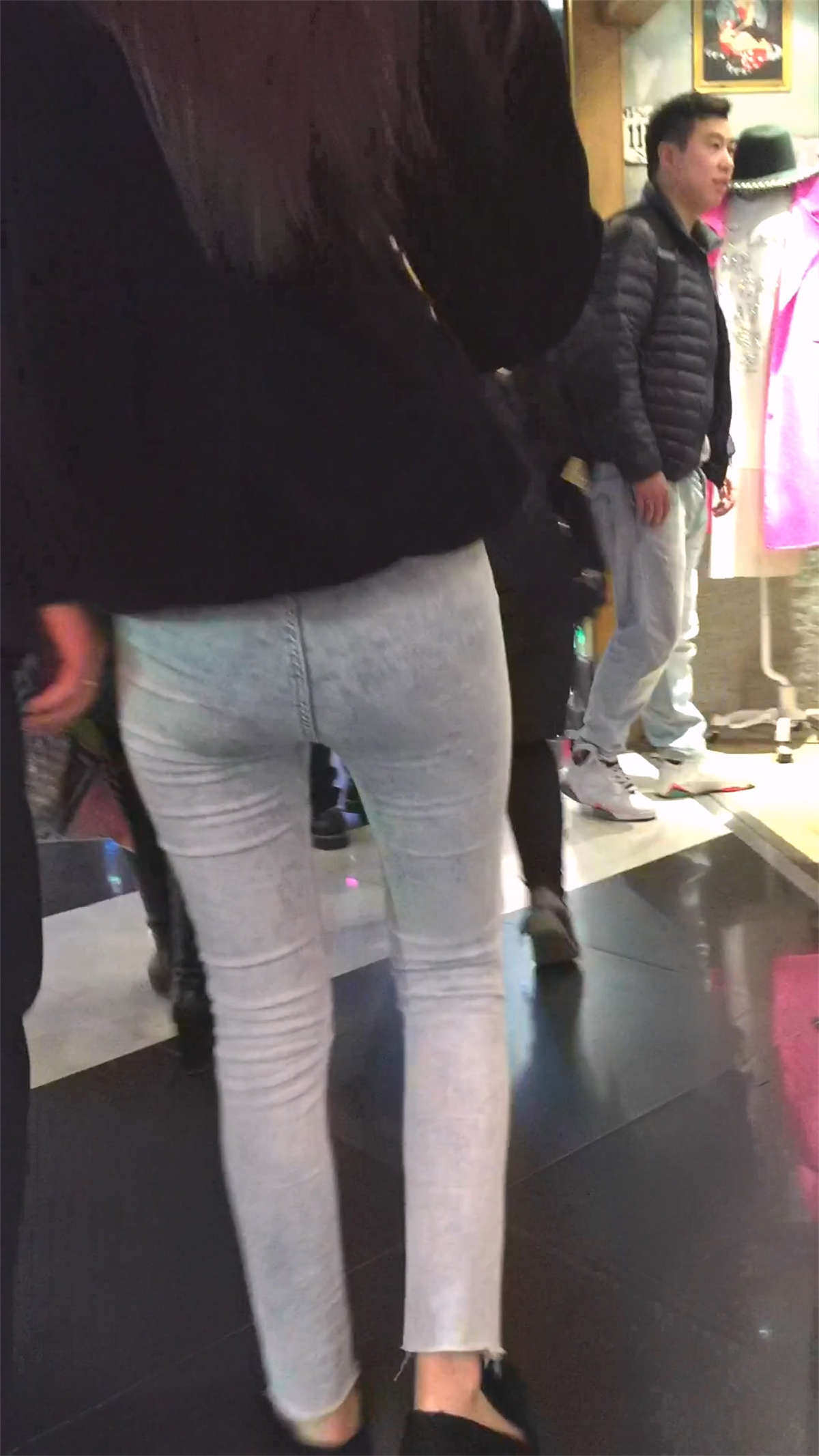 白色长腿美女比例很好-日更街拍