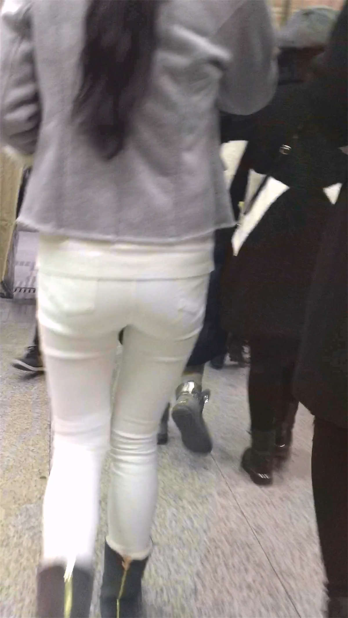 图片[2]-白色长腿美女比例很好-日更街拍