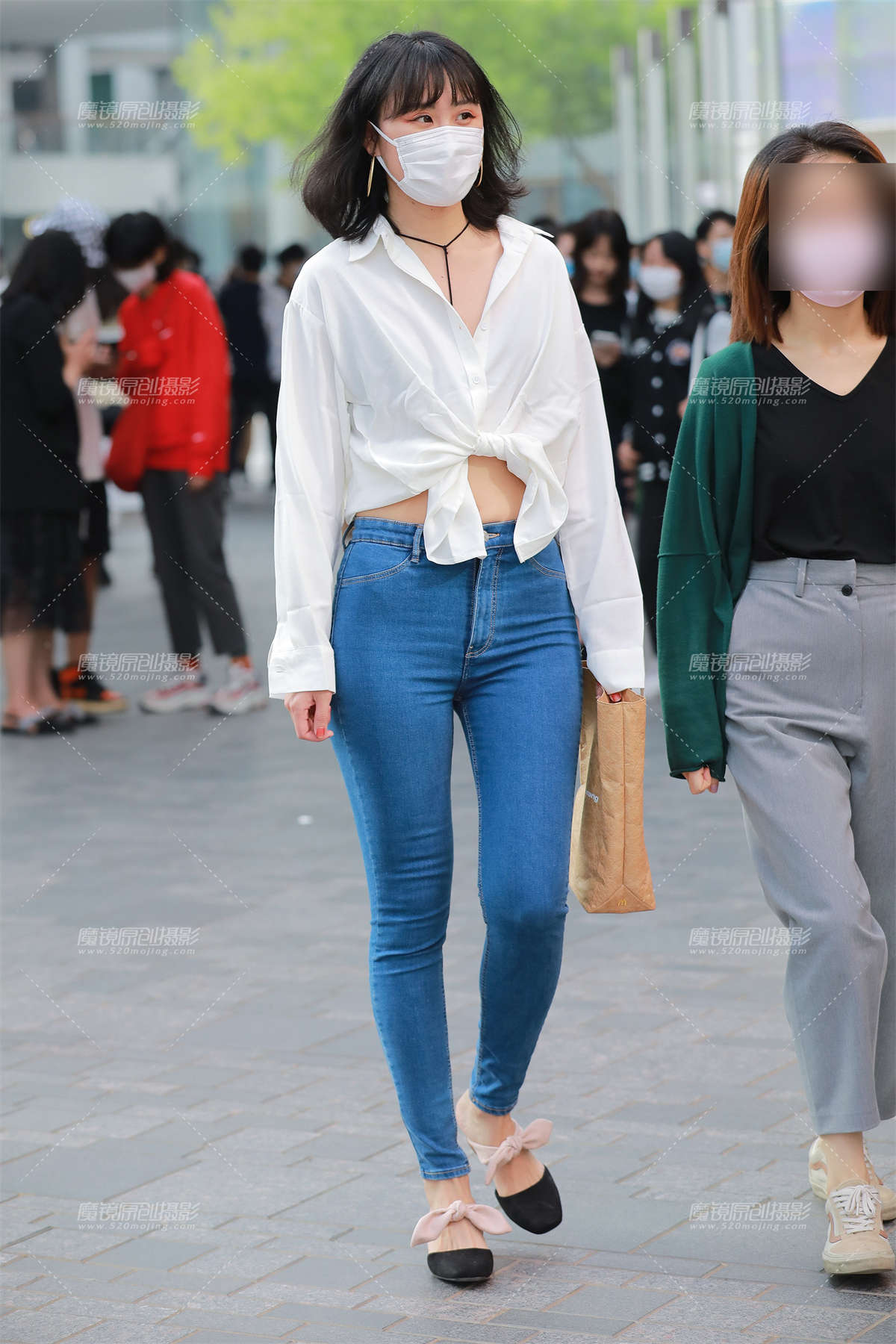 紧身牛仔裤小姐姐-日更街拍