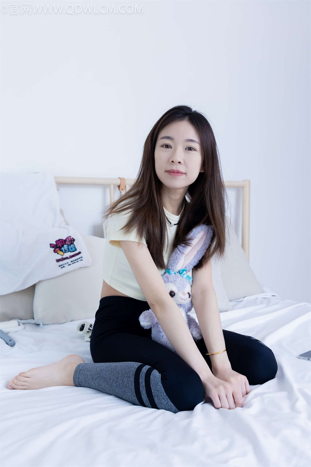 物恋传媒 NO.2339 婷婷-长靴、白棉袜、裸足-日更街拍