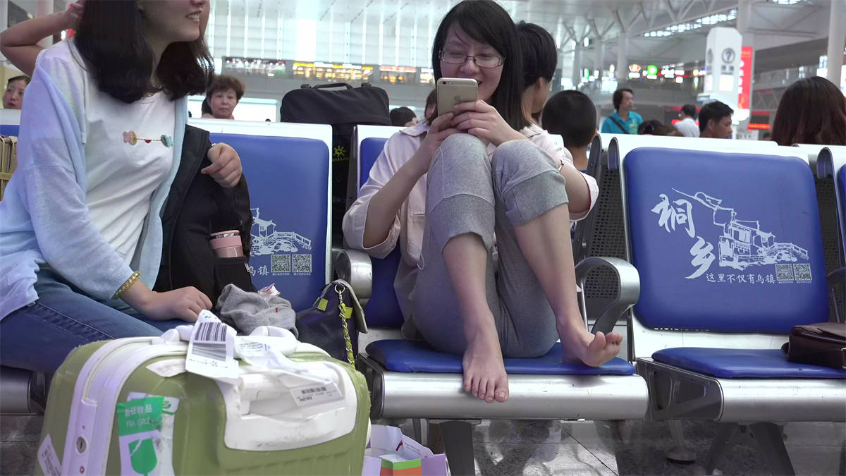 图片[2]-纯纯的女孩一双玉足可真是修长纤细，开始还脱了鞋踩在凳子上-日更街拍