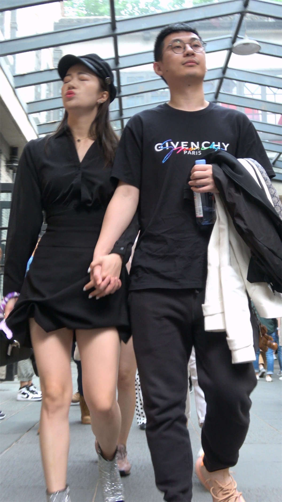 黑色系性感美腿黑帽子美女-日更街拍
