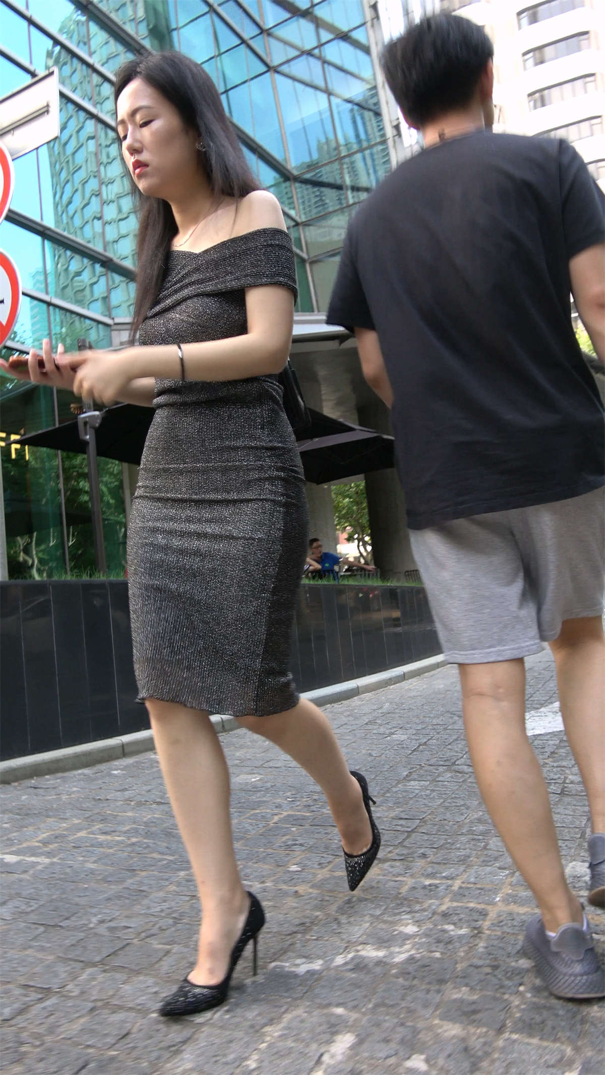 性感包臀长裙高跟美女-日更街拍