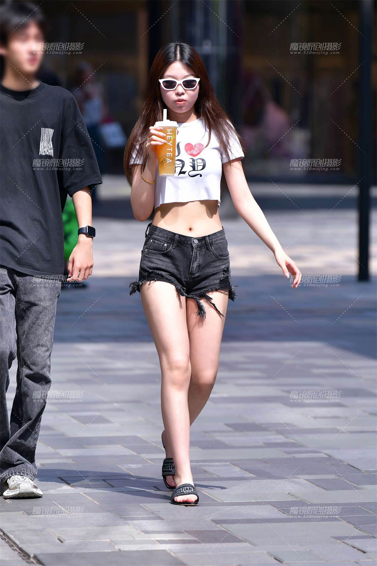 ★牛仔热裤小美女-日更街拍