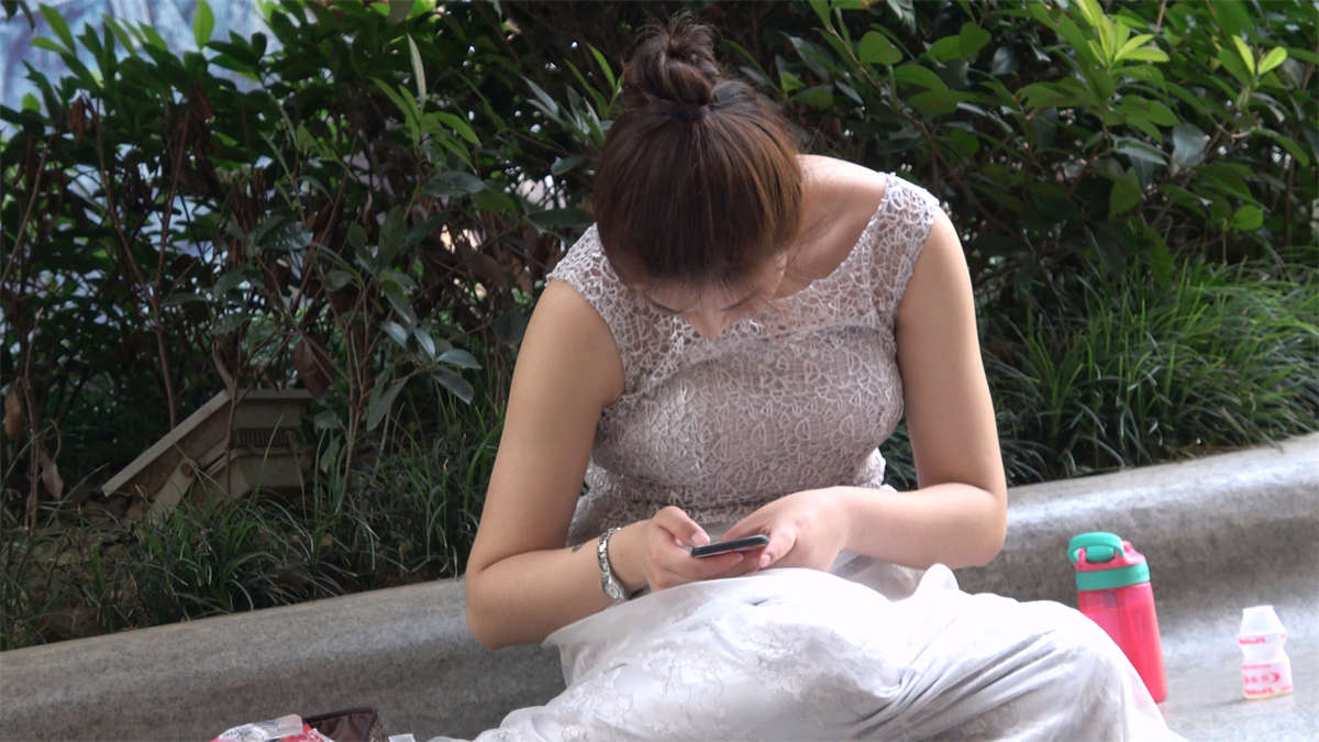 图片[2]-街边休息的新娘-日更街拍