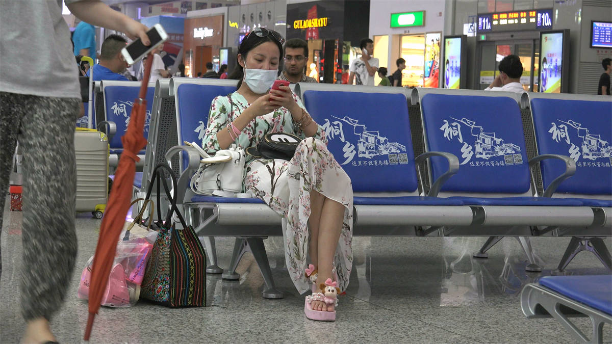 图片[2]-MM虽然戴着口罩，但明显看得出是个美女，一双小脚虽然略偏肉感-日更街拍