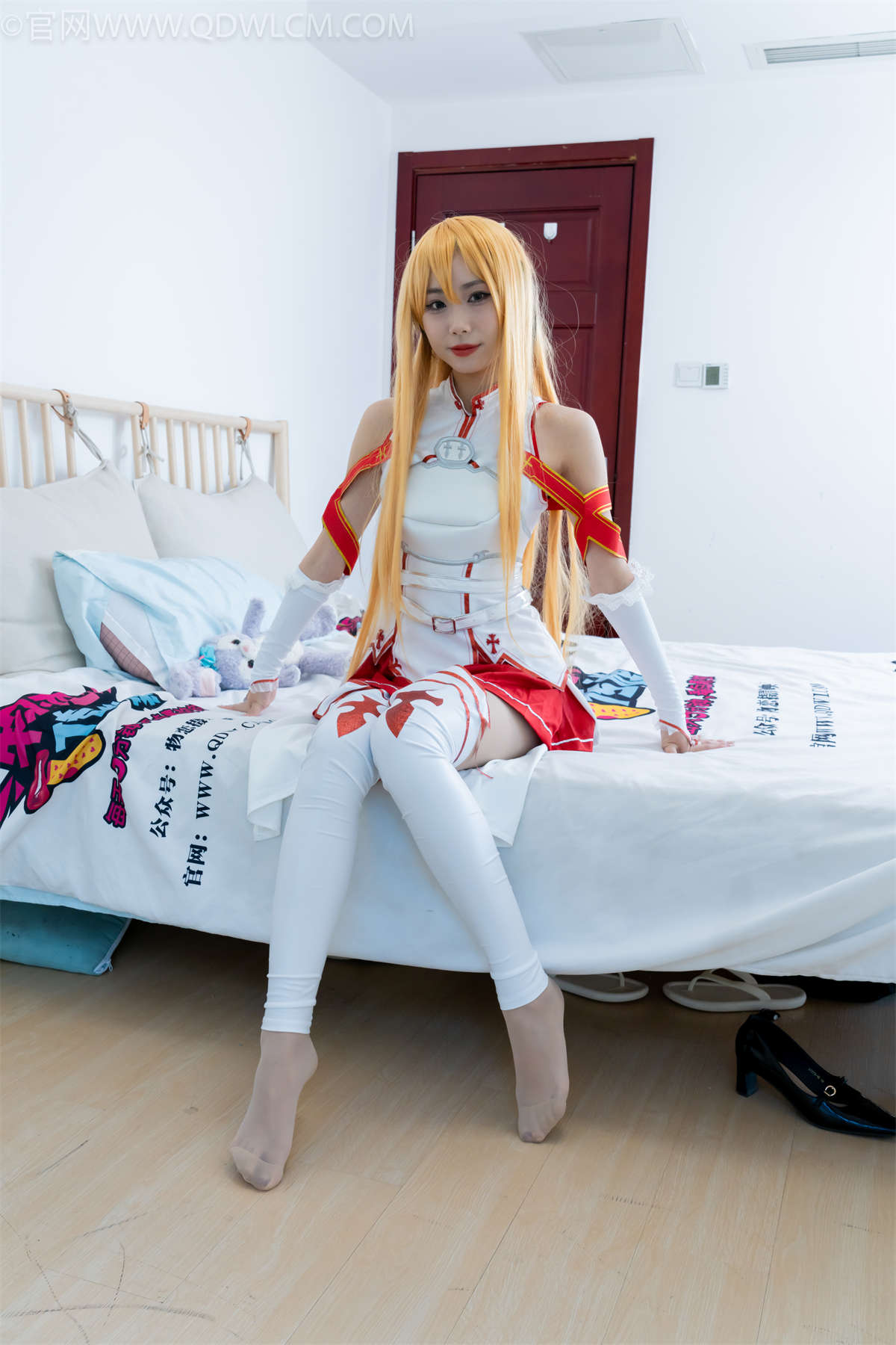 图片[2]-物恋传媒 NO.2340 泡泡-cos亚丝娜、长靴、袜套、薄肉丝（脚尖加固款）、肚子疼揉肚子剧情-日更街拍