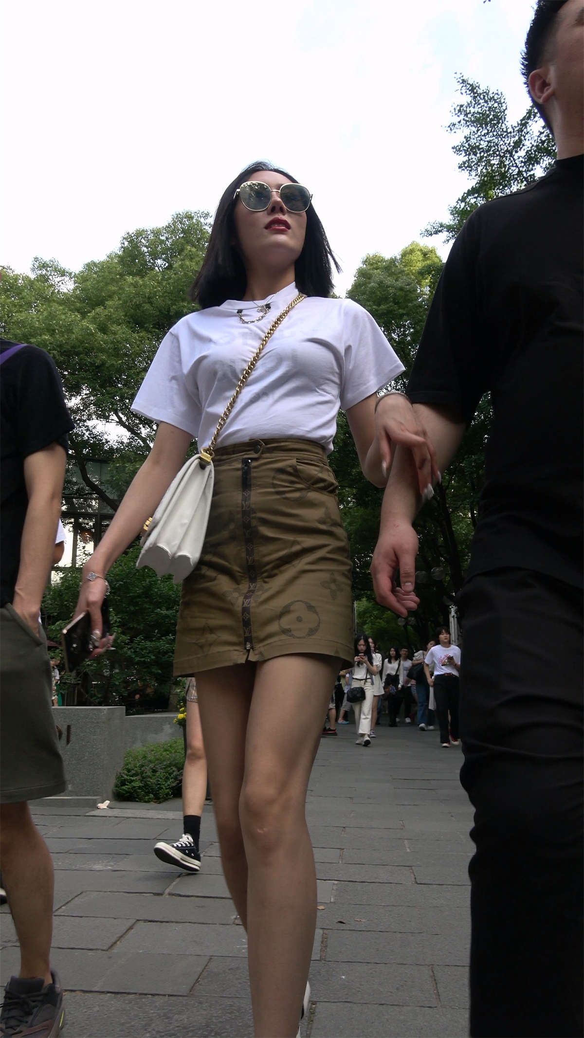 性感大长腿高跟短裙靓女-日更街拍