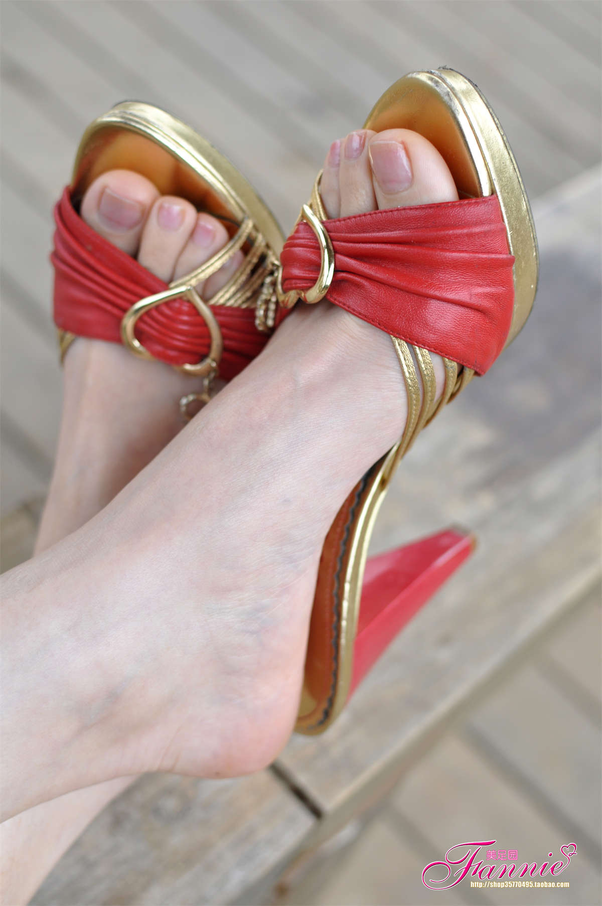 图片[2]-Fannie芬妮美足园NO.182 休闲时光红凉拖-日更街拍