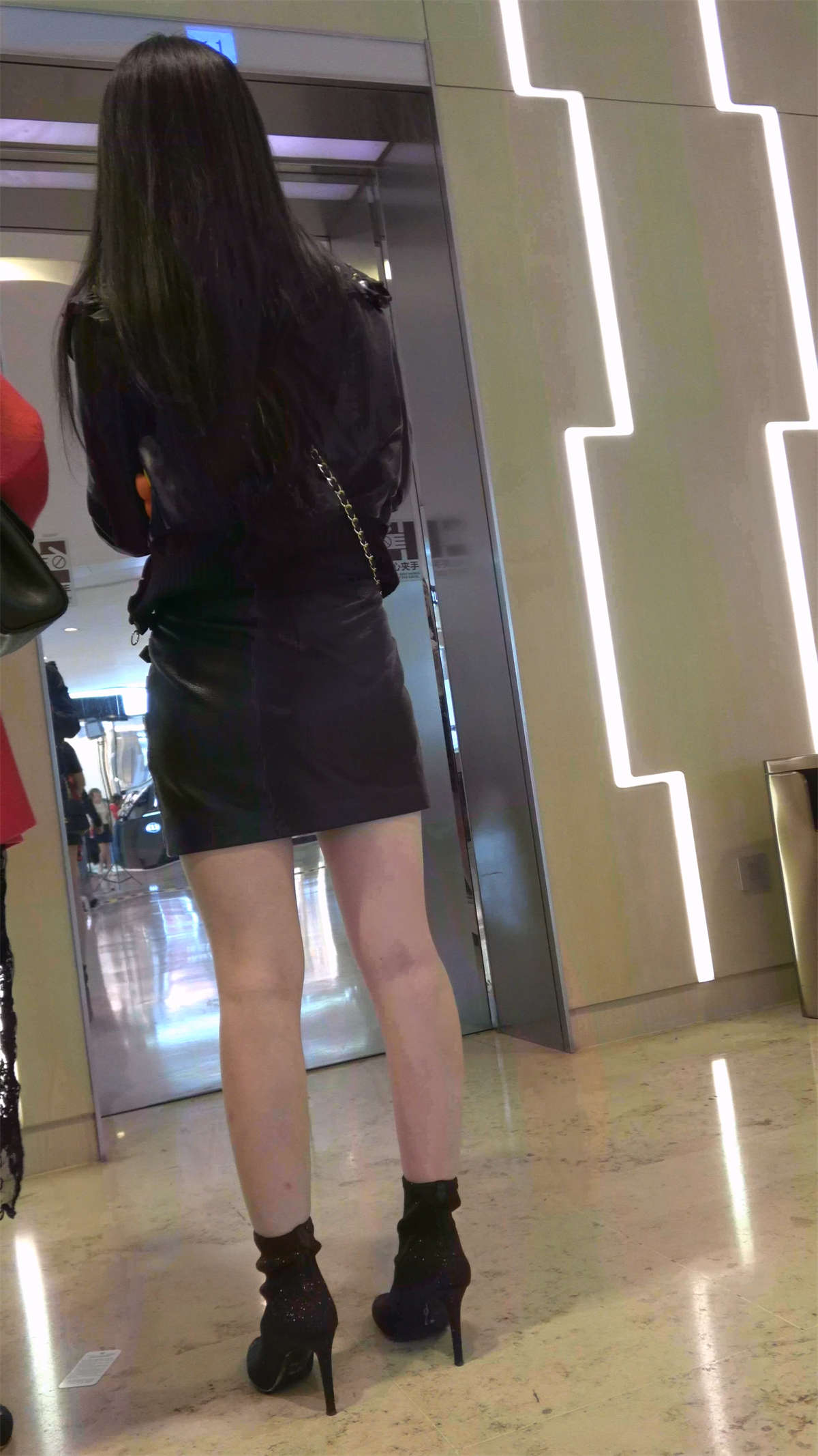 图片[2]-两位性感的皮裙美女-日更街拍