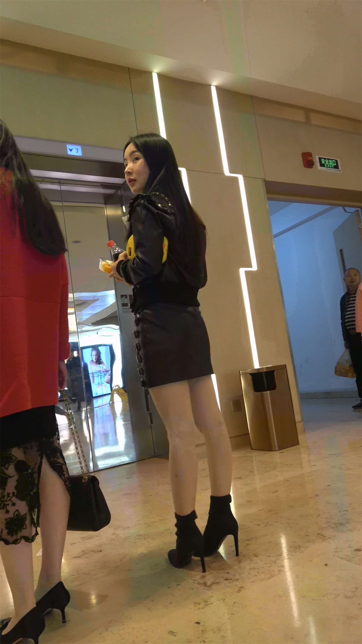 两位性感的皮裙美女-日更街拍