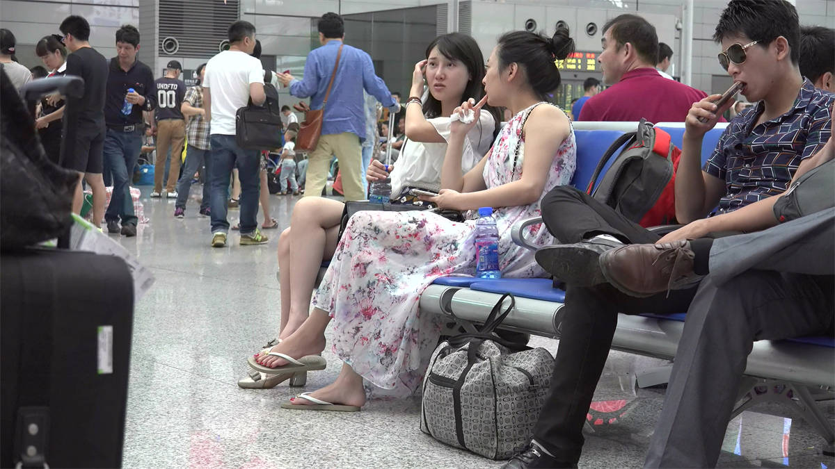 大海捞针寻获精品，若说此足不美，你我非同道-日更街拍