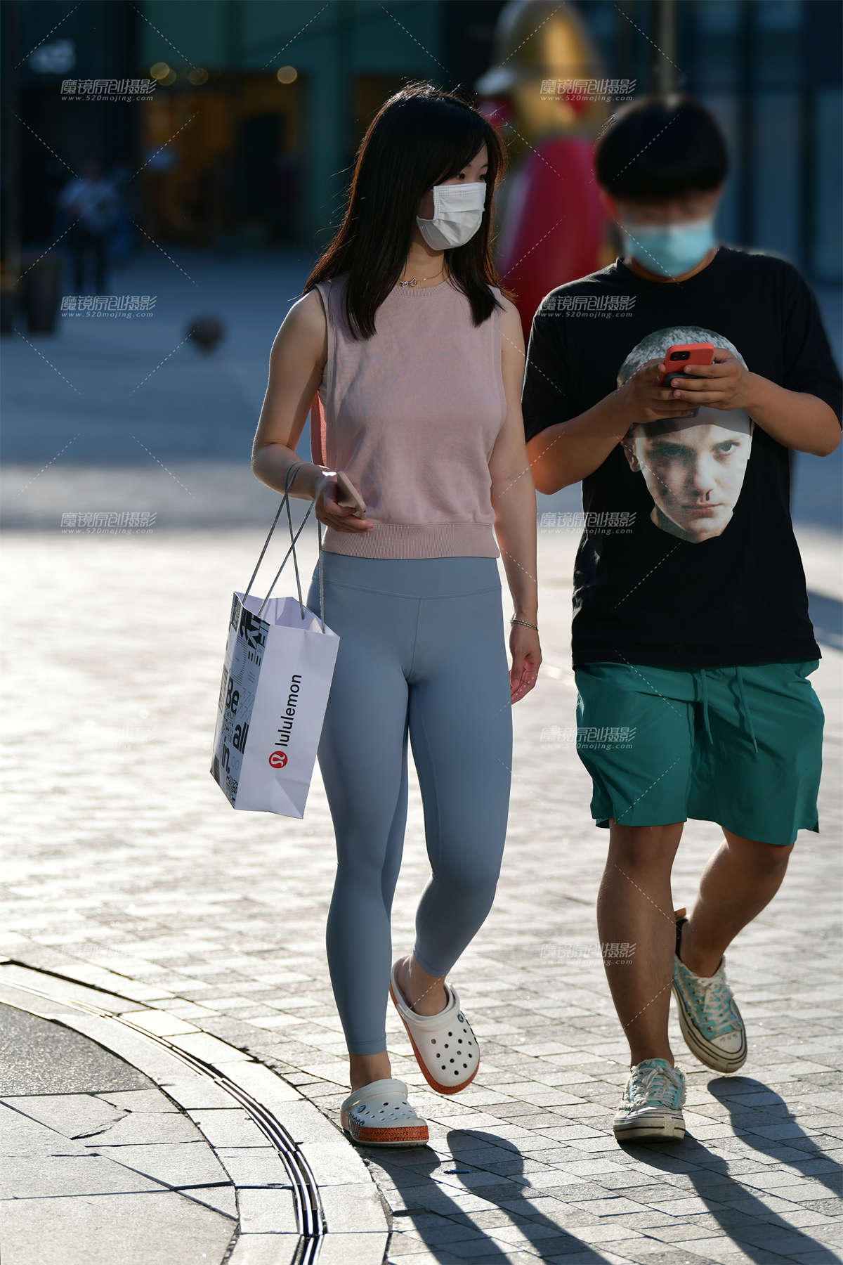 ★浅色紧身裤小美女-日更街拍