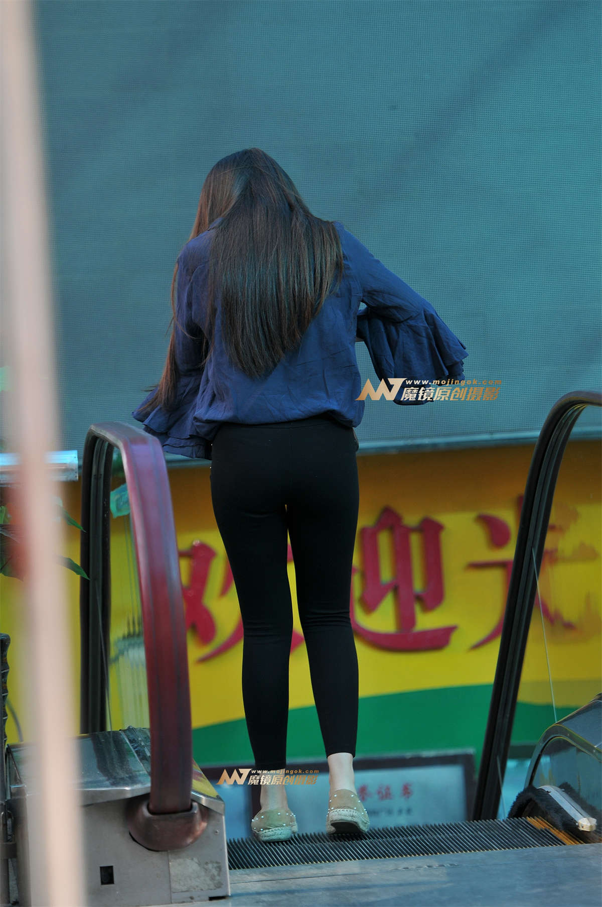 图片[2]-紧身黑裤美女-日更街拍