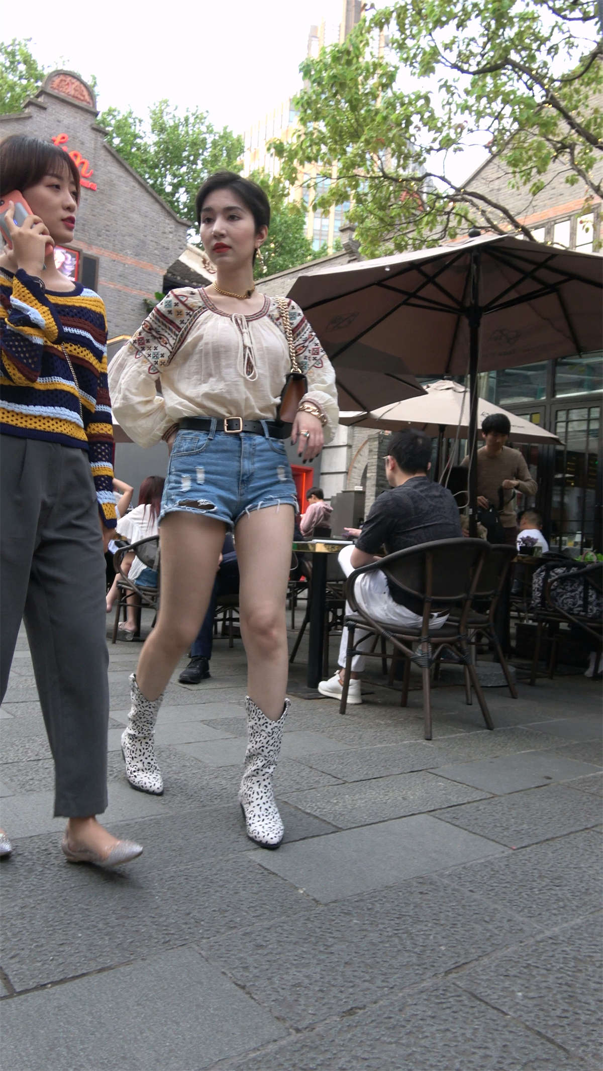 图片[2]-大长腿热裤短发美女-日更街拍