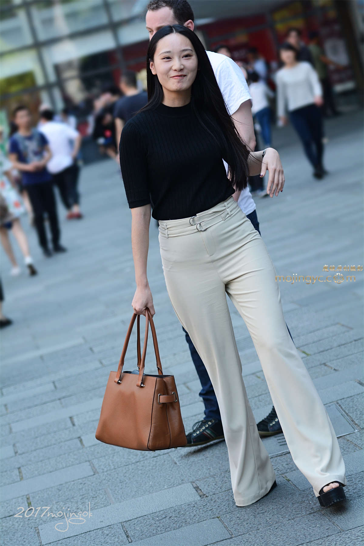 咔喳赛60 米色喇叭裤很透澈 （18p）-日更街拍