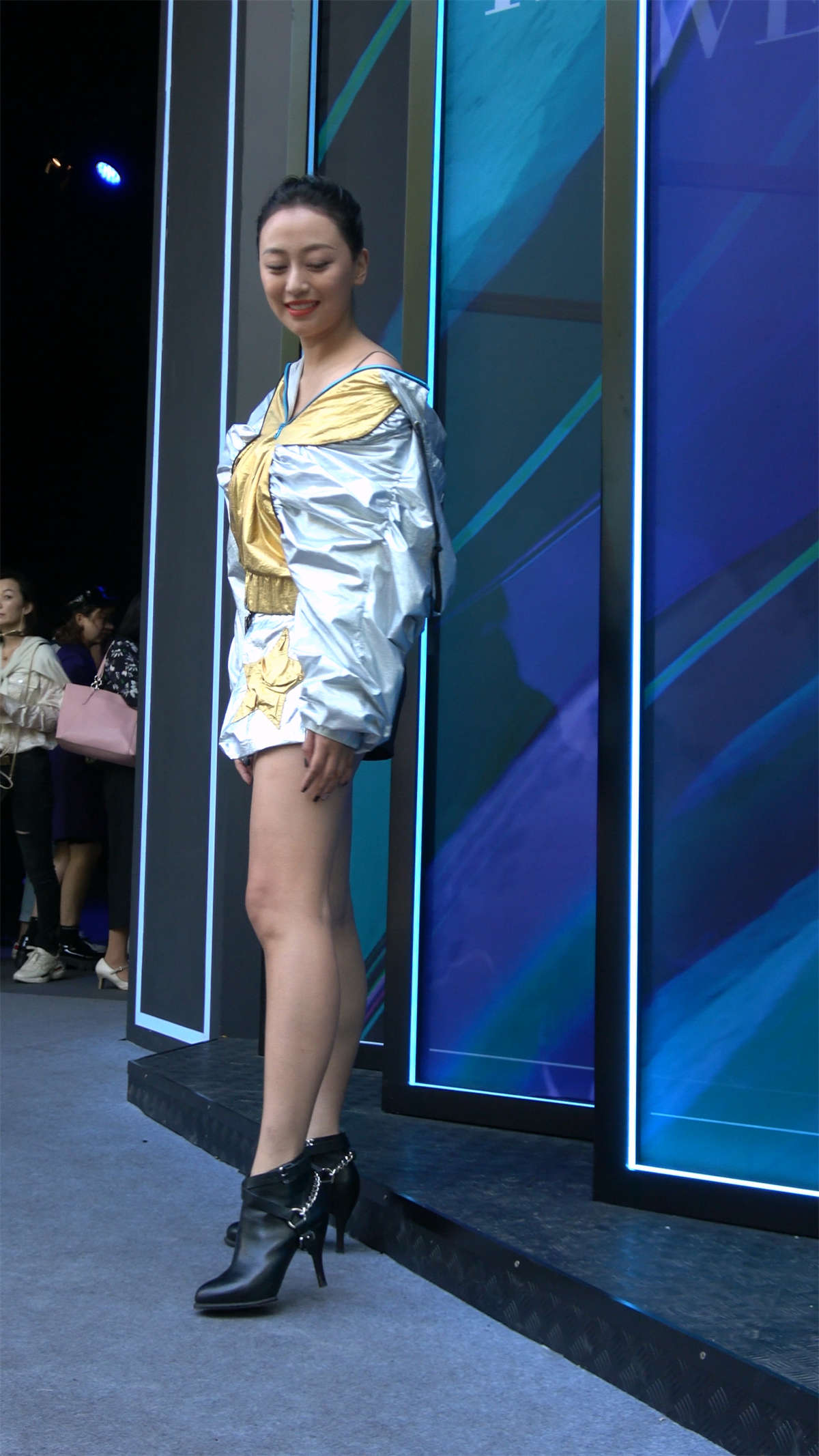 图片[2]-性感大长腿好身材美女-日更街拍