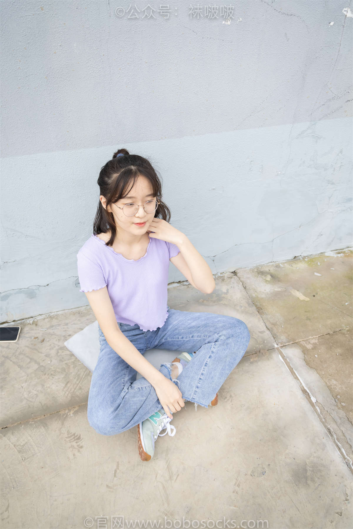 图片[2]-袜啵啵 No.020 熊熊-NB运动鞋、蓝色短棉袜（踩脏）、裸足（超级好看呀）常规加长版-日更街拍