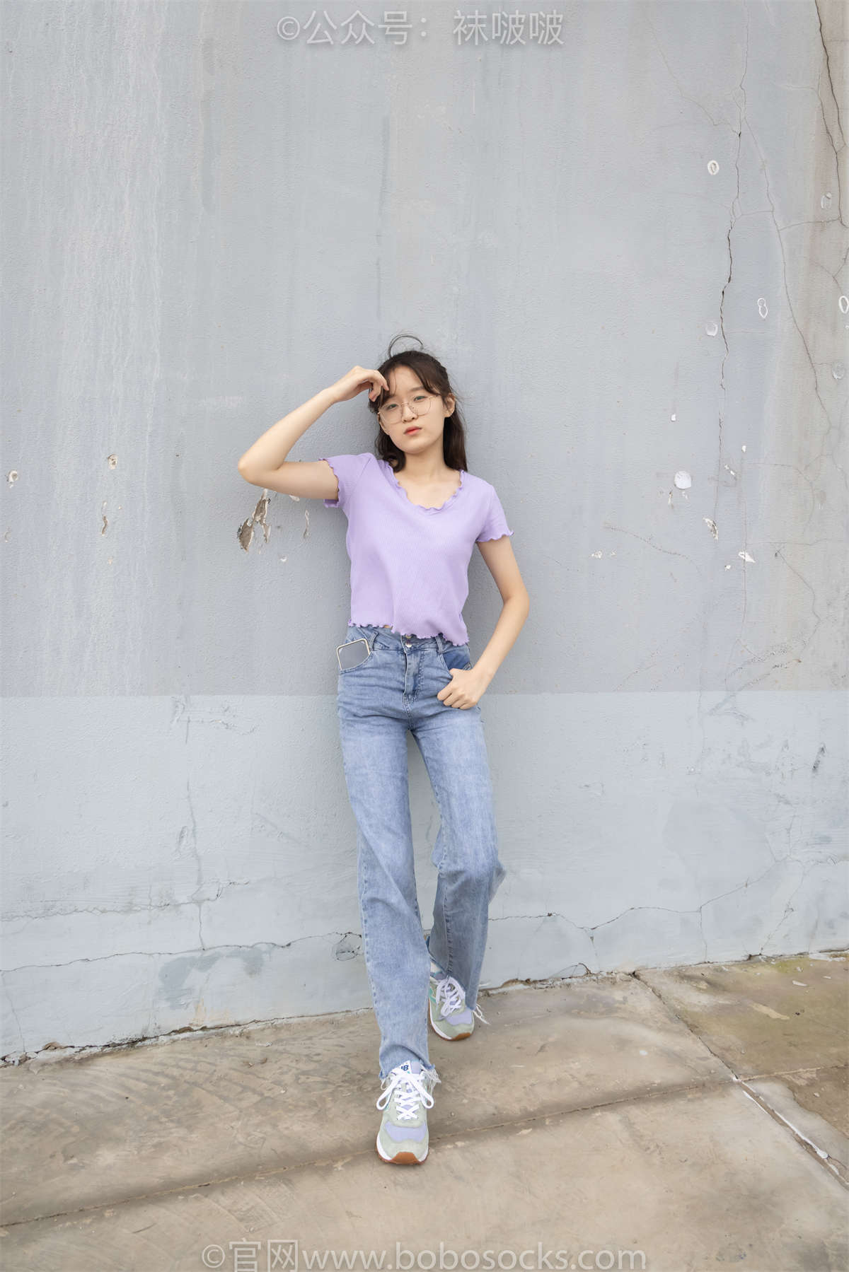 袜啵啵 No.020 熊熊-NB运动鞋、蓝色短棉袜（踩脏）、裸足（超级好看呀）常规加长版-日更街拍