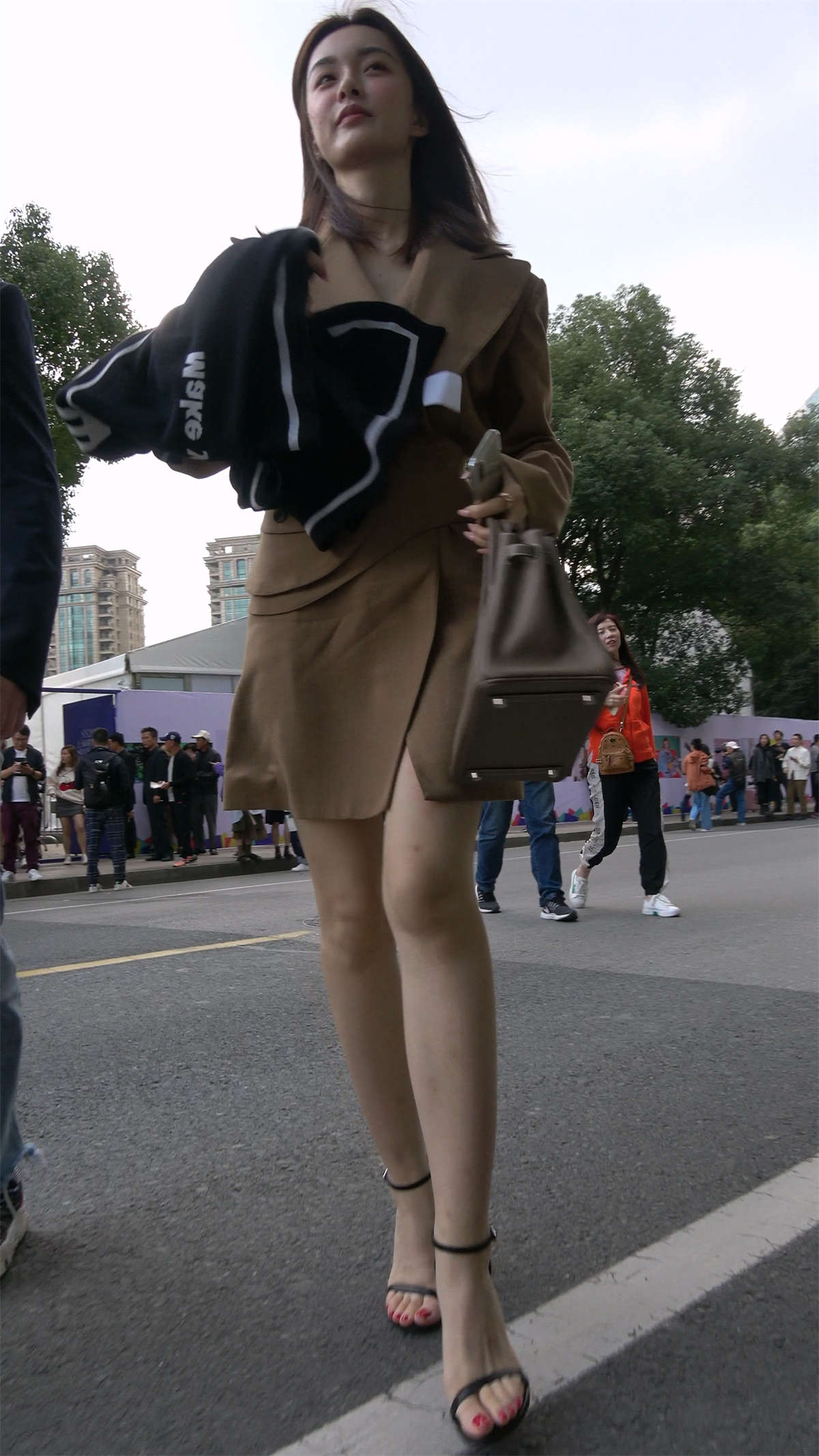 美腿高跟鞋气质大美女-日更街拍